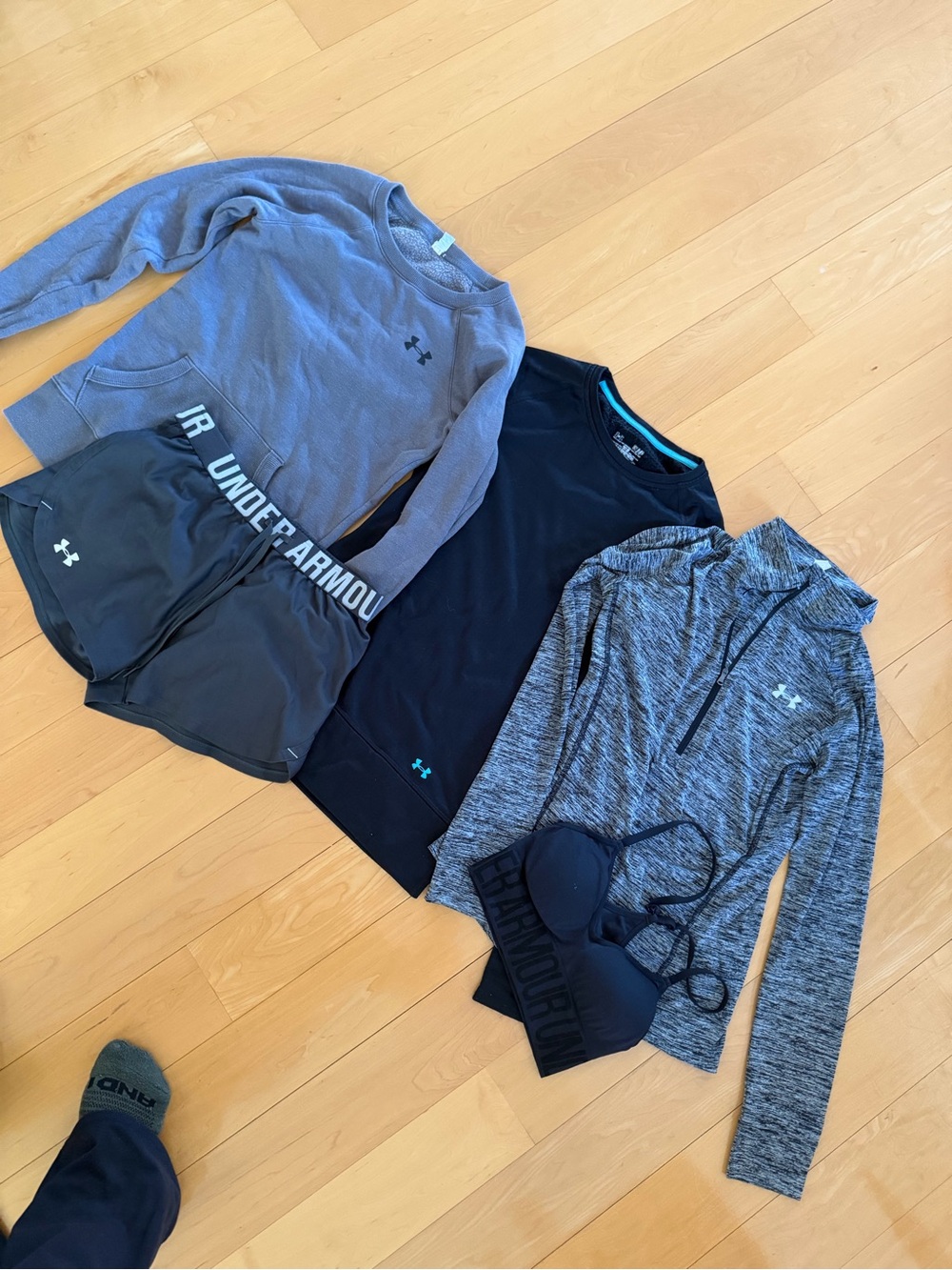 Under Armour Activewear Set of 5 workout clothes - Black & Charcoal